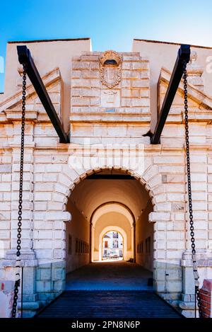 La porte de Calvary, vue à l'extérieur des murs. Il fait partie de la fortification des rempart, construite au 17th siècle pour les guerres de restauration. Olivenza, Ba Banque D'Images