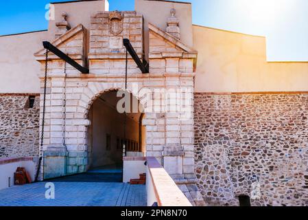 La porte de Calvary, vue à l'extérieur des murs. Il fait partie de la fortification des rempart, construite au 17th siècle pour les guerres de restauration. Olivenza, Ba Banque D'Images