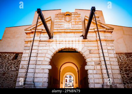 La porte de Calvary, vue à l'extérieur des murs. Il fait partie de la fortification des rempart, construite au 17th siècle pour les guerres de restauration. Olivenza, Ba Banque D'Images