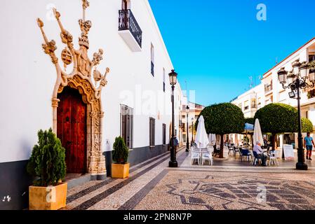 Plaza de la Constitucion - place de la Constitution et Palacio de los Duques de Cadaval, Palais municipal (L). Hôtel de ville d'Olivenza. Olivenza, Badajoz, Extr Banque D'Images