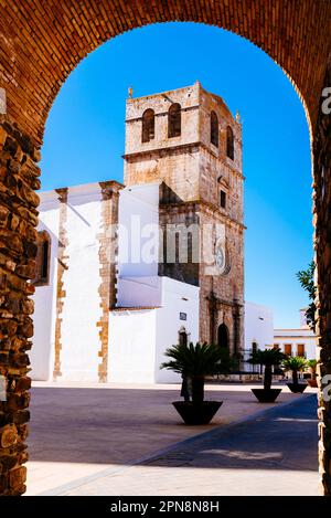 Église de Santa María del Castillo - Sainte Marie du Château Église encadrée par l'arche de la porte de San Sebastian. Olivenza, Badajoz, Estrémadure, Banque D'Images