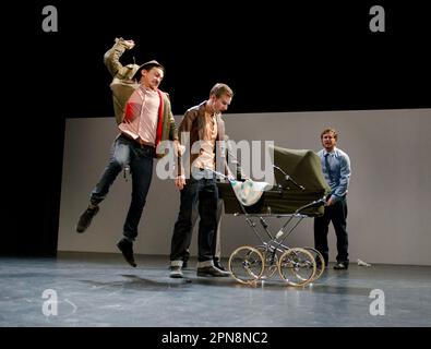 La scène de la piqure de bébé - l-r: Joel Gillman (Mike), Calum Callaghan (Fred), Bradley Gardner (Barry) en SAUVÉ par Edward Bond au Lyric Hammersmith Theatre, Londres W6 13/10/2011 design: Paul Wills éclairage: Oliver Fenwick réalisateur: Sean Holmes Banque D'Images