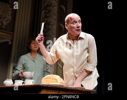 Susan Brown (Mary), Michael Feast (Harry) dans SAUVÉ par Edward Bond au Lyric Hammersmith Theatre, Londres W6 13/10/2011 conception: Paul Wills éclairage: Oliver Fenwick réalisateur: Sean Holmes Banque D'Images