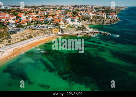 Vue aérienne de la promenade piétonne d'Estoril avec la plage PoCA visible, région de Lisbonne, Portugal par une journée ensoleillée Banque D'Images