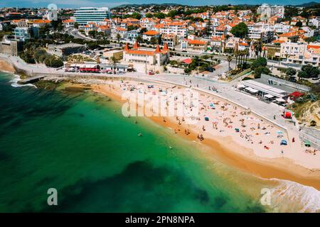 Vue aérienne de la promenade piétonne d'Estoril avec la plage PoCA visible, région de Lisbonne, Portugal par une journée ensoleillée Banque D'Images