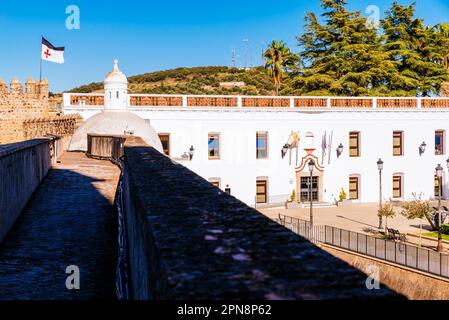 Mur et nouvel hôtel de ville dans la cour du château. Jerez de los Caballeros, Badajoz, Extremadura, Espagne, Europe Banque D'Images