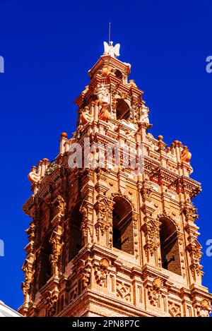 Détail du clocher baroque. L'église de San Miguel Arcángel est un temple catholique de style baroque. Jerez de los Caballeros, Badajoz, Extremadu Banque D'Images