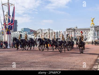 Londres, Royaume-Uni. 17th avril 2023. Les membres du régiment de cavalerie de la maison passent devant le palais de Buckingham lors des répétitions pour le couronnement du roi Charles III et de la reine Camilla, qui se déroule sur 6 mai. Crédit : SOPA Images Limited/Alamy Live News Banque D'Images