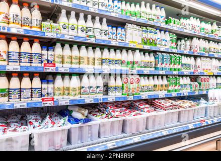 Samara, Russie - 8 mai 2022 : divers produits laitiers frais prêts à être vendus dans un supermarché de chaîne. Le lait emballé comme aliment de fond Banque D'Images