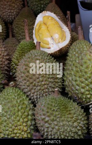 Sélection de duriens à vendre sur un petit marché aux fruits de la rue dans Chinatown. Singapour. Banque D'Images