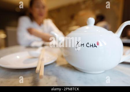 Repas du midi. Restaurant dim sum chauffé à la vapeur dans Chinatown. Singapour. Banque D'Images