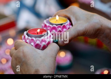 Bougies bouddhistes de prière de Lotus. Singapour. Banque D'Images