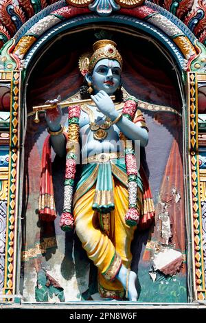 Temple hindou Sri Krishnan. Krishna à la peau bleue est l'un des dieux hindous les plus aimés, la déité de l'amour et de la compassion. Singapour. Banque D'Images