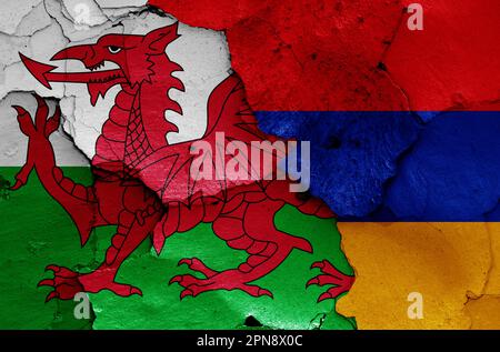 Drapeaux du pays de Galles et de l'Arménie peints sur un mur fissuré Banque D'Images