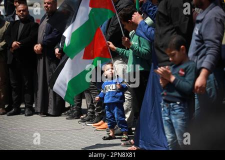 Les Palestiniens brandirent des drapeaux lors d'une manifestation organisée pour marquer le jour d'Al Qods (Jérusalem), une journée commémorative en faveur du peuple palestinien célébrée chaque année le dernier vendredi du mois de jeûne musulman du Ramadan par une initiative lancée par le défunt fondateur de la république islamique en Iran. Gaza. Palestine. Banque D'Images