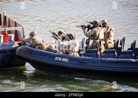 Szolnok, Hongrie - 18 août 2022: Forces de défense hongroises. Soldat SPEC Ops avec carbine. Lutte contre le terrorisme. Unité militaire. Opération spéciale sur le Banque D'Images