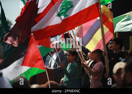 Les Palestiniens brandirent des drapeaux lors d'une manifestation organisée pour marquer le jour d'Al Qods (Jérusalem), une journée commémorative en faveur du peuple palestinien célébrée chaque année le dernier vendredi du mois de jeûne musulman du Ramadan par une initiative lancée par le défunt fondateur de la république islamique en Iran. Gaza. Palestine. Banque D'Images