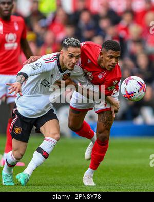 Antony de Manchester United lutte avec Danilo de la forêt de Nottingham lors du match de Premier League entre Nottingham Forest et Manchester United au City Ground, Nottingham, le dimanche 16th avril 2023. (Photo : Jon Hobley | MI News) Credit: MI News & Sport /Alay Live News Banque D'Images