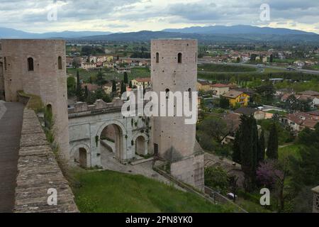 Vue sur le village médiéval de Spello et la porte romaine Porta Venere ou Vénus. Pérouse, Ombrie, Italie, Europe Banque D'Images