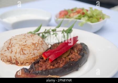 Karniyarık - aubergines farcies farcies à la viande hachée et servies avec du riz, de la salade et du yaourt Banque D'Images