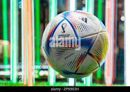 Une photo de l'Al Rihla, la coupe du monde de la FIFA Adidas 2022 au Qatar balle officielle. Banque D'Images