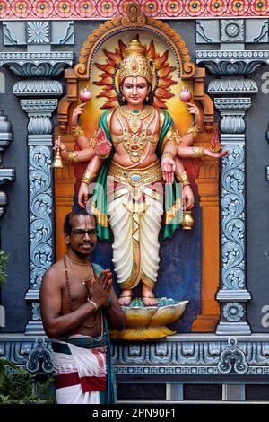 Temple hindou Sri Krishnan. Le prêtre hindou ( Brahmin ) exécute la cérémonie de la puja. Singapour. Banque D'Images