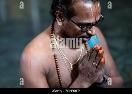 Temple hindou Sri Krishnan. Prêtre hindou ( Brahmin ) exécutant la cérémonie et les rituels de puja. Singapour. Banque D'Images