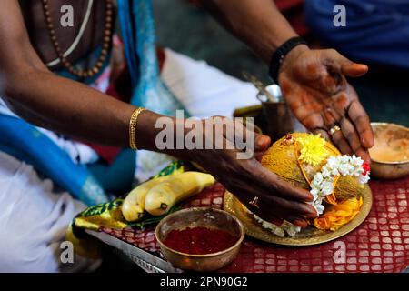 Temple hindou Sri Krishnan. Prêtre hindou ( Brahmin ) exécutant la cérémonie et les rituels de puja. Singapour. Banque D'Images