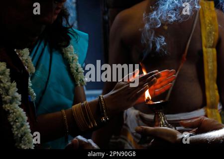 Temple hindou Sri Krishnan. Prêtre hindou ( Brahmin ) exécutant la cérémonie et les rituels de puja. Singapour. Banque D'Images