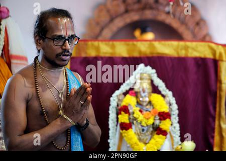 Temple hindou Sri Krishnan. Prêtre hindou ( Brahmin ) exécutant la cérémonie et les rituels de puja. Singapour. Banque D'Images