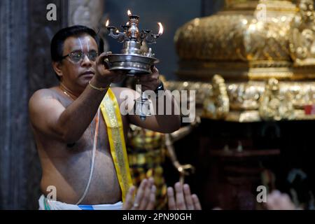 Temple hindou Sri Krishnan. Prêtre hindou ( Brahmin ) exécutant la cérémonie et les rituels de puja. Singapour. Banque D'Images