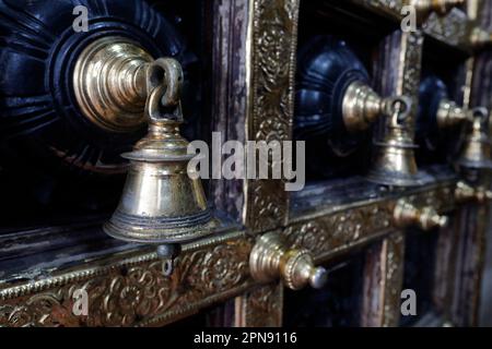 Sri Veeramakaliamman temple hindou. Porte temple avec cloches. Singapour. Banque D'Images