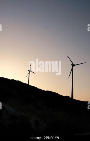 Vue sur les éoliennes et un beau coucher de soleil à iOS Grèce Banque D'Images