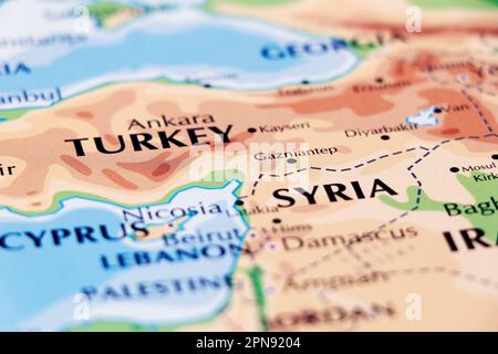 gros plan sur une carte du monde avec la syrie et la turquie au centre Banque D'Images