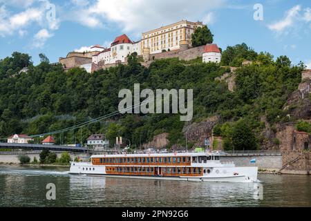 Veste Oberhaus, forteresse au-dessus du Danube avec navire de croisière, à Passau, Bavière, Allemagne Banque D'Images