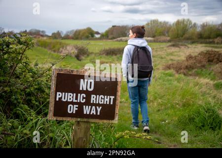 Pas de panneau de droite de chemin sur un sentier avec une randonneur femelle. Concept de droit d'itinérance. Banque D'Images