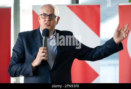 Bremerhaven, Allemagne. 17th avril 2023. Andreas Bovenschulte (SPD), maire de Brême, prend la parole lors d'une campagne électorale du SPD. Credit: Sina Schuldt/dpa/Alay Live News Banque D'Images