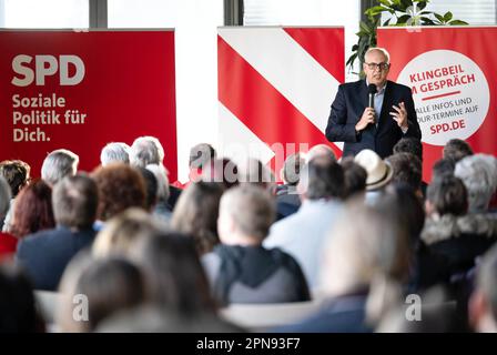 Bremerhaven, Allemagne. 17th avril 2023. Andreas Bovenschulte (SPD), maire de Brême, prend la parole lors d'une campagne électorale du SPD. Credit: Sina Schuldt/dpa/Alay Live News Banque D'Images