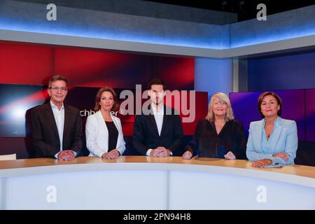 Rainer Hank, Anna Planken, Vassili Golod, Alice Schwarzer, Sandra Maischberger in der ARD-Talkshow 'Maischberger' im WDR Studio B. Köln, 29.11.2022 Banque D'Images