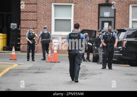 Ridgewood, États-Unis. 17th avril 2023. Les policiers sont à l'affût devant l'école. Le swatting incite la police à répondre et à effectuer des recherches à l'école secondaire Ridgewood à Ridgewood. Il y avait des rapports qu'il y avait une personne avec une arme à feu à l'intérieur ou près de l'école secondaire Ridgewood. Les autorités ont cherché à l'école secondaire Ridgewood pour une période de temps et ont émis le tout clair à la fin de la recherche de l'immeuble. Les élèves se sont cachés dans les salles de classe sous les bureaux et ont pris refuge à l'intérieur du bâtiment. Crédit : SOPA Images Limited/Alamy Live News Banque D'Images