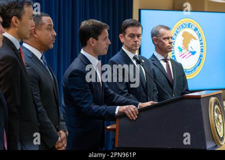 Brooklyn NY, États-Unis, 17th avril 2023, Michael J. Driscoll Directeur adjoint chargé du FBI, New York Field Office annonce l'arrestation de 2 New-Yorkais qui auraient aidé un poste de police chinois secret dans le quartier chinois de Manhattan. Meir Chaimowitz/Alamy Live News Banque D'Images