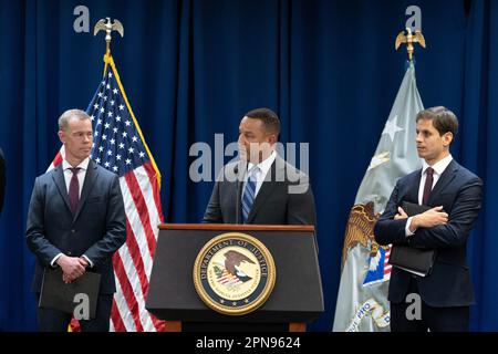 Brooklyn NY, États-Unis, 17th avril 2023. ÉTATS-UNIS Le procureur Breon Peace annonce l'arrestation de 2 New-Yorkais qui auraient aidé un poste de police chinois secret dans le quartier chinois de Manhattan. Meir Chaimowitz/Alamy Live News Banque D'Images