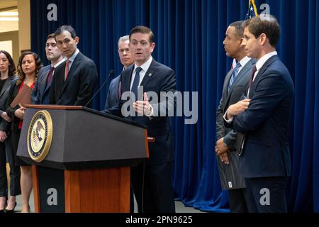 Brooklyn NY, États-Unis, 17th avril 2023, Michael J. Driscoll Directeur adjoint chargé du FBI, New York Field Office annonce l'arrestation de 2 New-Yorkais qui auraient aidé un poste de police chinois secret dans le quartier chinois de Manhattan. Meir Chaimowitz/Alamy Live News Banque D'Images