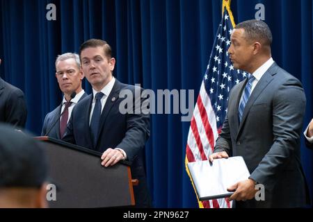 Brooklyn NY, États-Unis, 17th avril 2023, Michael J. Driscoll Directeur adjoint chargé du FBI, New York Field Office annonce l'arrestation de 2 New-Yorkais qui auraient aidé un poste de police chinois secret dans le quartier chinois de Manhattan. Meir Chaimowitz/Alamy Live News Banque D'Images