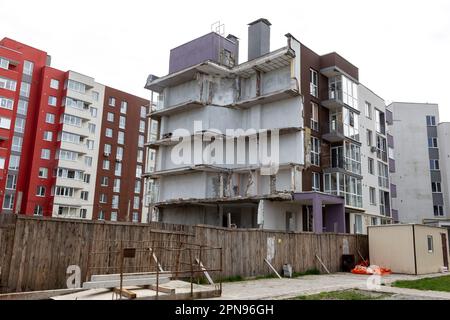 Un bâtiment résidentiel, fortement détruit pendant l'invasion russe, est partiellement mis en place et sécurisé à Bucha, en Ukraine, sur 17 avril 2023. Le reste du bâtiment est occupé par ses résidents. Bucha était en première ligne de l'invasion à grande échelle de l'Ukraine par les forces russes il y a plus d'un an, la ville a été lourdement bombardée. Certaines zones, comme la rue Vokzalna (l'une des rues les plus détruites lors de la lutte pour défendre Kiev en mars 2022) sont en cours de reconstruction, tandis que d'autres parties de Bucha, ainsi que l'Irpin voisin attendent encore des projets de rénovation. (Photo par Dominika Zarzycka/Sipa USA) Banque D'Images