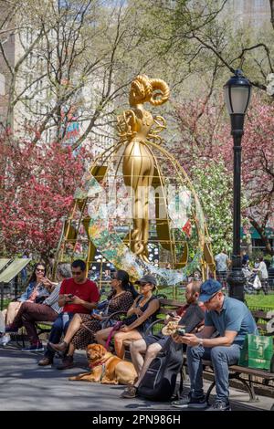 Printemps à Madison Square Park, avec sculpture en bronze, Ladies' Mile, New York City Banque D'Images