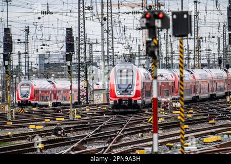 Entrée d'un train express régional dans la gare centrale de Francfort-sur-le-main, système de voies, signaux, lignes aériennes, Hesse, Allemagne Banque D'Images