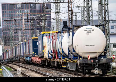 Train de marchandises, sur une voie à l'ouest de la gare centrale de Francfort-sur-le-main, système de voies, signaux, lignes aériennes, Hesse, Allemagne Banque D'Images