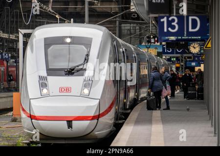 Train ICE dans la gare principale de Francfort-sur-le-main, Hesse, Allemagne, Banque D'Images