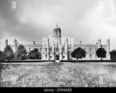 Vue de la fin du 19th siècle sur le Tudor-Gothic Queens College, Galway, Irlande. Conçu par l'architecte J B Keane et achevé en 1849, il s'agit apparemment d'une réplique de Christ Church, l'un des bâtiments du campus de l'Université d'Oxford. Maintenant seulement un des bâtiments sur le campus de l'Université de Galway. Banque D'Images